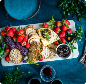 pletta of fruit and crackers